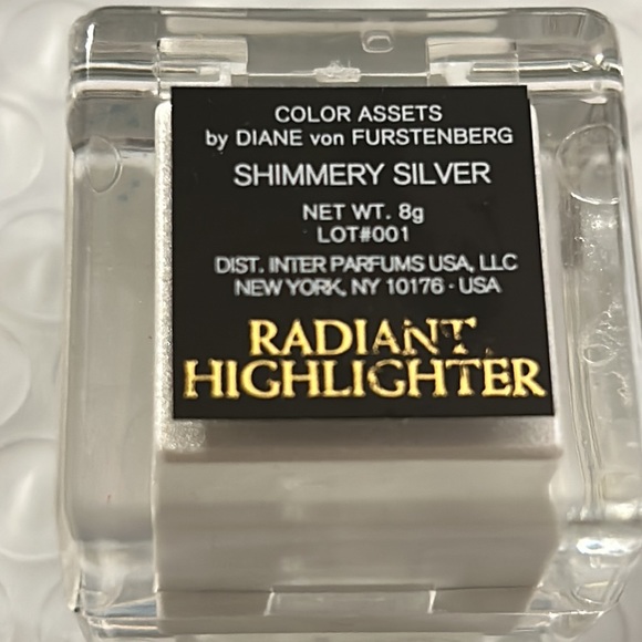 Color Assets Diane von Furstenberg Radiant Highlighter in shimmery silver - Picture 5 of 5